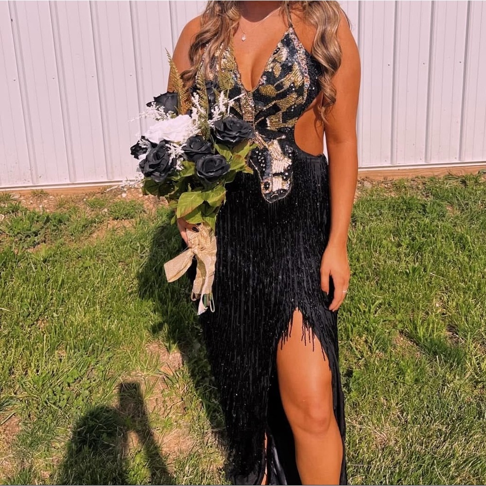 Sherri Hill prom dress can fit a 2 or 4. Good condition